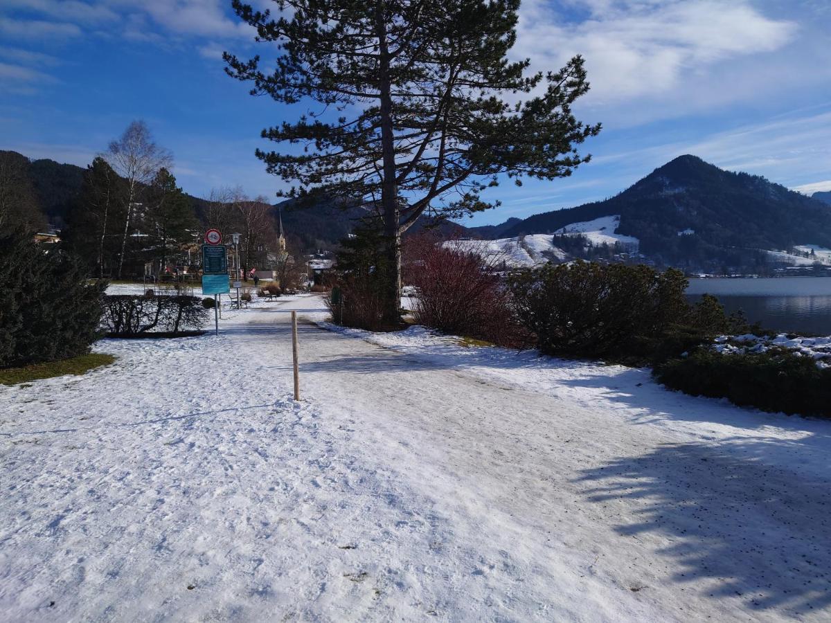 Vip Deluxe 107Qm Auf Zwei Etagen 1 Dopplezimmer Eg 1 Doppelzimmer Auf Der Galerie Sowie 2 Badezimmer Und Komplette Kueche Mit Mikrowelle Und Backofen Ideal Fuer 1 Bis 6 Gaeste Direkter Blick Auf Garten Und Bergblick Alles Nur Nicht 0815 Apartman Schliersee Kültér fotó