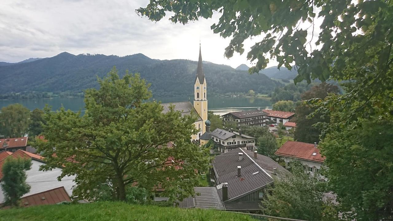 Vip Deluxe 107Qm Auf Zwei Etagen 1 Dopplezimmer Eg 1 Doppelzimmer Auf Der Galerie Sowie 2 Badezimmer Und Komplette Kueche Mit Mikrowelle Und Backofen Ideal Fuer 1 Bis 6 Gaeste Direkter Blick Auf Garten Und Bergblick Alles Nur Nicht 0815 Apartman Schliersee Kültér fotó